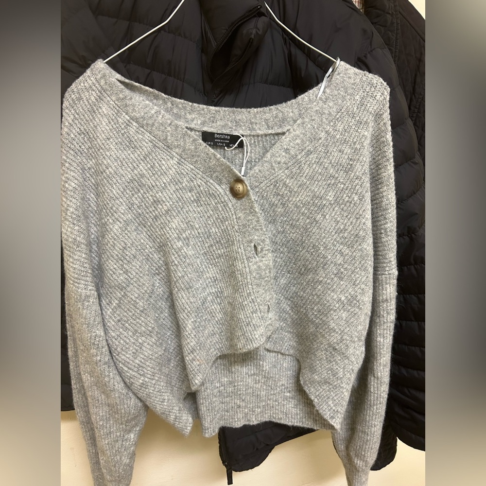 Bershka ~  top crop grey sweater (Brand New).With brown button. USA size S.